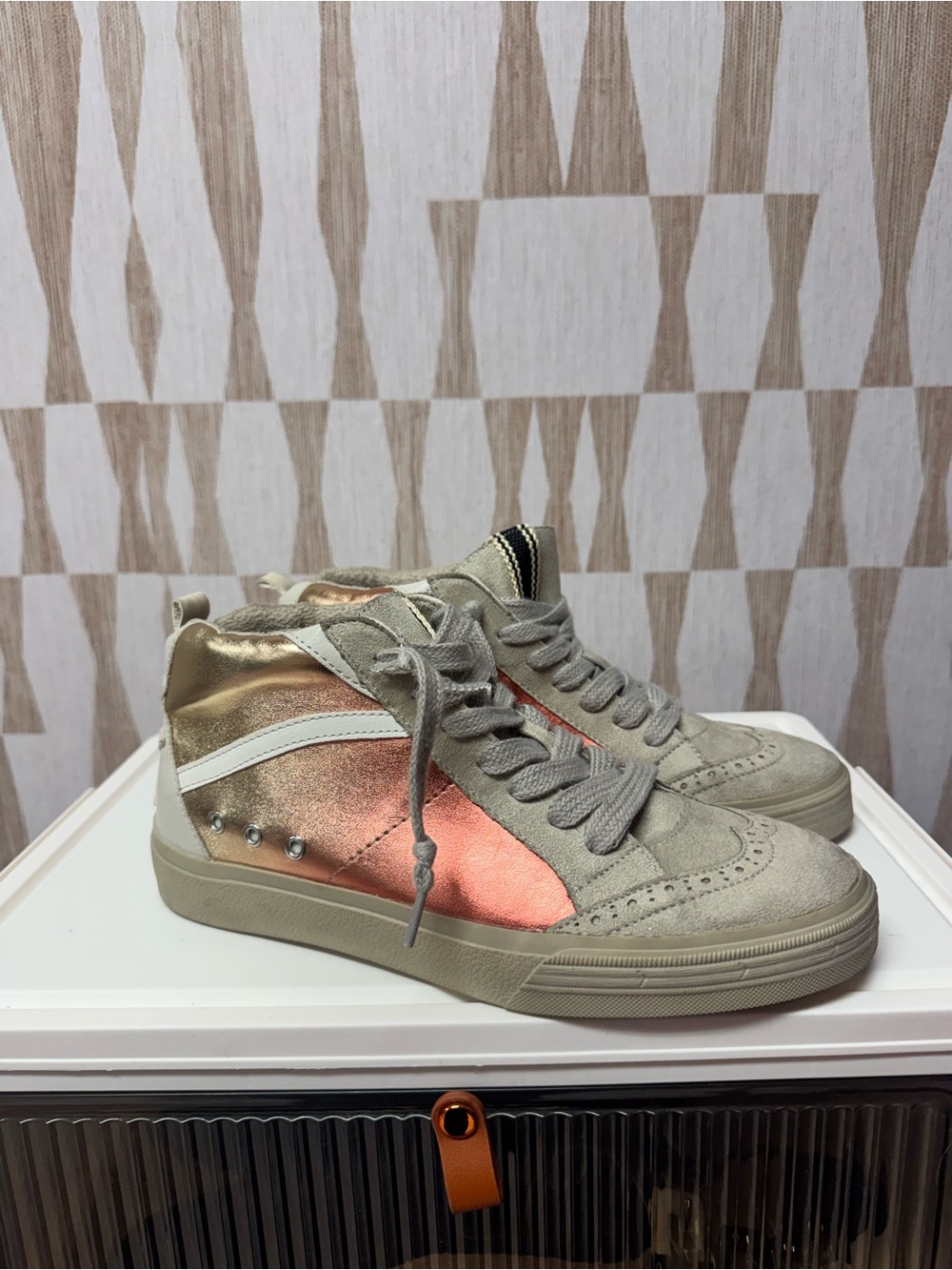 Shu shop boutique Riley high top metallic sneaker 7.5